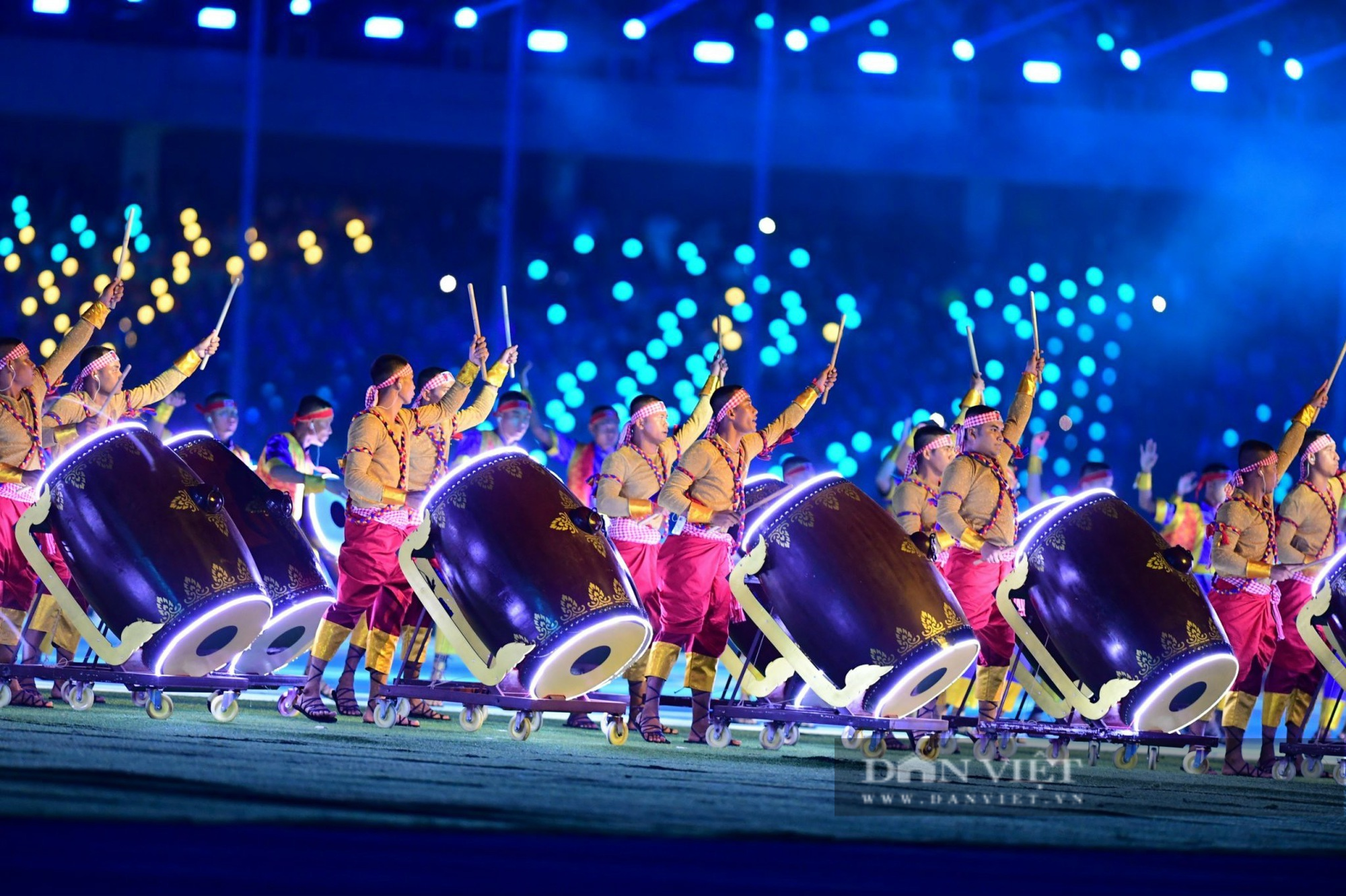 Chùm ảnh: Màn trình diễn ánh sáng đẹp mắt tại lễ khai mạc SEA Games 32 - Ảnh 4.