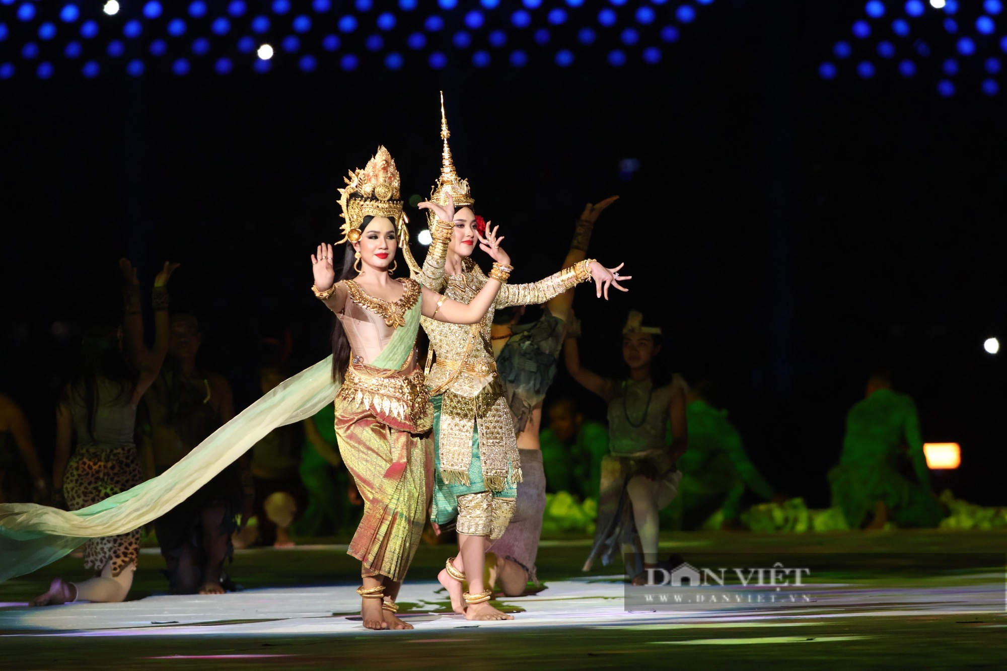Chùm ảnh: Màn trình diễn ánh sáng đẹp mắt tại lễ khai mạc SEA Games 32 - Ảnh 7.