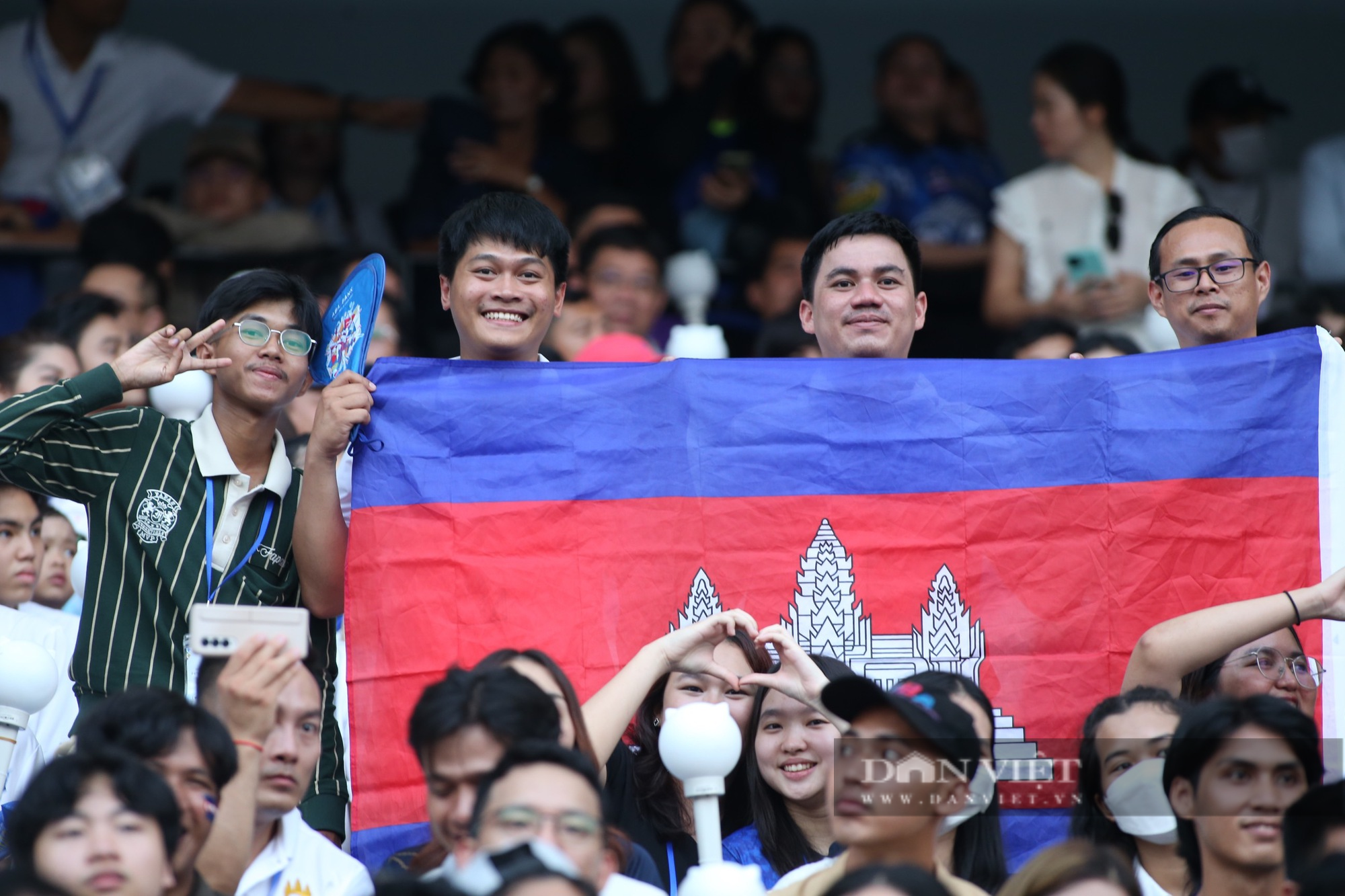 Chùm ảnh: Màn trình diễn ánh sáng đẹp mắt tại lễ khai mạc SEA Games 32 - Ảnh 9.