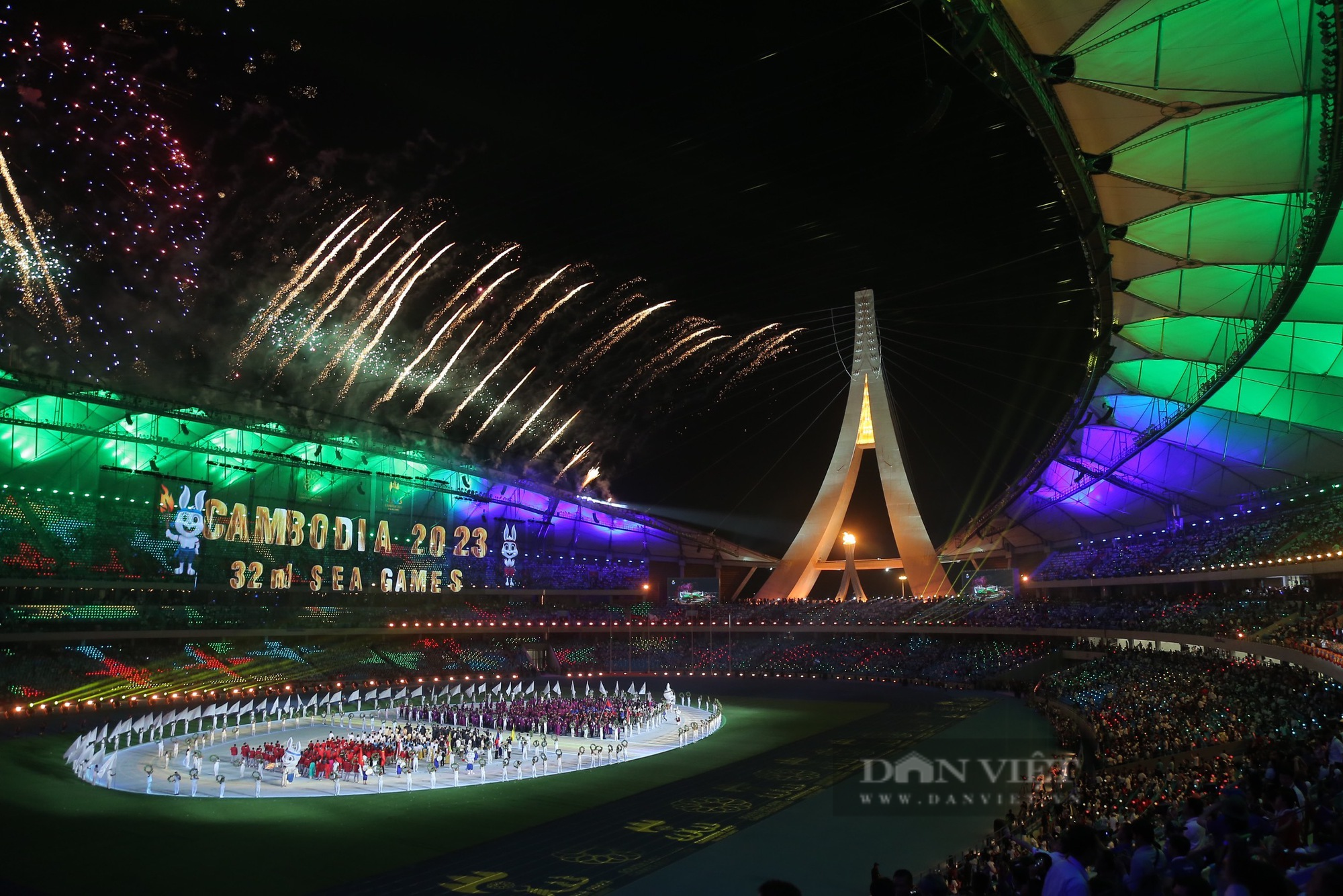 Chùm ảnh: Màn trình diễn ánh sáng đẹp mắt tại lễ khai mạc SEA Games 32 - Ảnh 10.