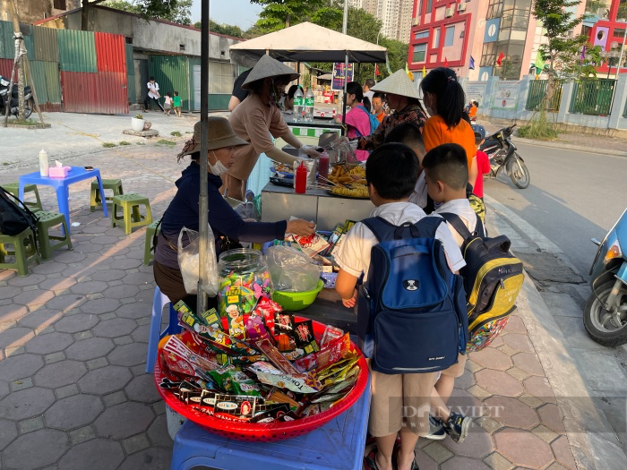 &quot;Ma trận&quot; đồ ăn vặt, bánh kẹo &quot;lạ&quot; bủa vây học sinh ở cổng trường: Thực phẩm &quot;bẩn&quot; tiếp cận tuổi học trò (bài 1) - Ảnh 2.