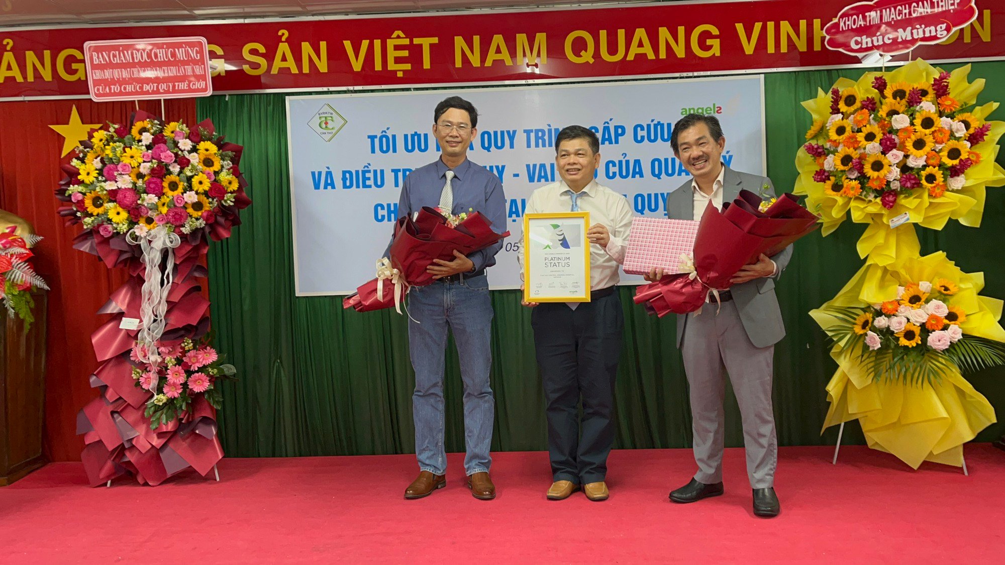 Bệnh viện Đa khoa Trung ương Cần Thơ đạt chứng nhận Bạch kim về điều trị đột quỵ - Ảnh 1.