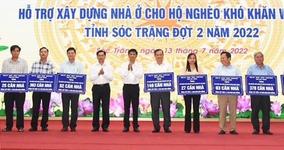 Niêm yết, thông báo công khai kết quả rà soát hộ nghèo, hộ cận nghèo - Ảnh 1.