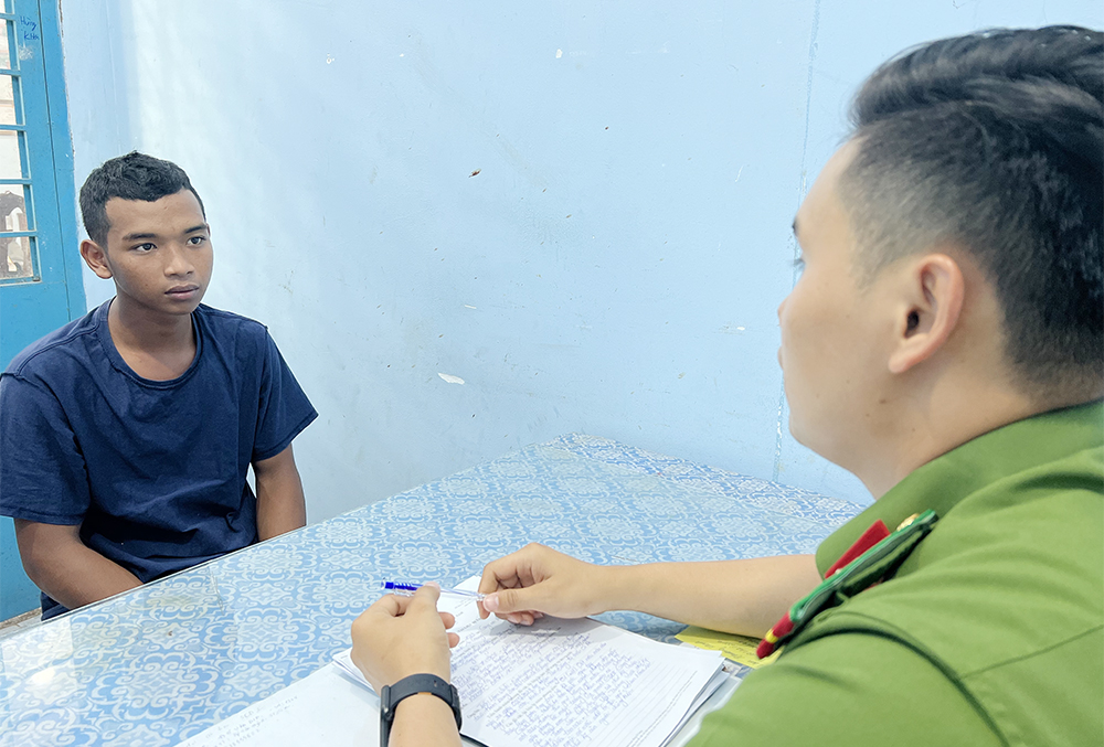 Nghịch tử dùng dao phóng lợn đâm chết cha và chú ruột - Ảnh 1.