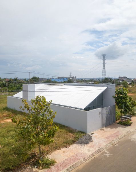 Ngân sách hạn chế, gia đình trẻ 4 người làm nhà thép tiền chế nhằm giảm chi phí xây dựng - Ảnh 1.