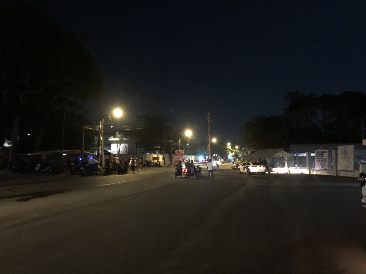 Nổ súng trong đêm, 4 người nhập viện - Ảnh 1.