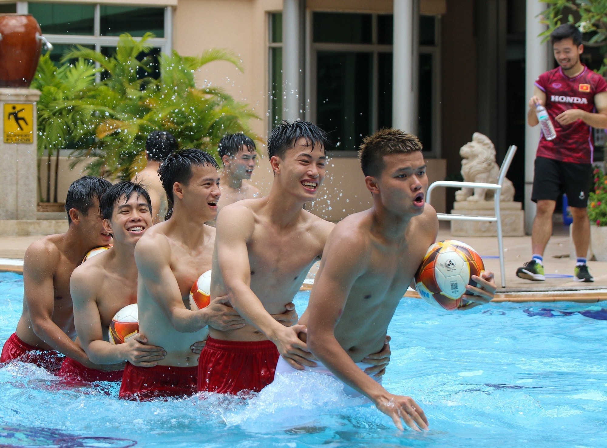 Các cầu thủ U22 tích cực phục hồi thể lực chuẩn bị cho trận đấu vs U22 Malaysia - Ảnh 6.