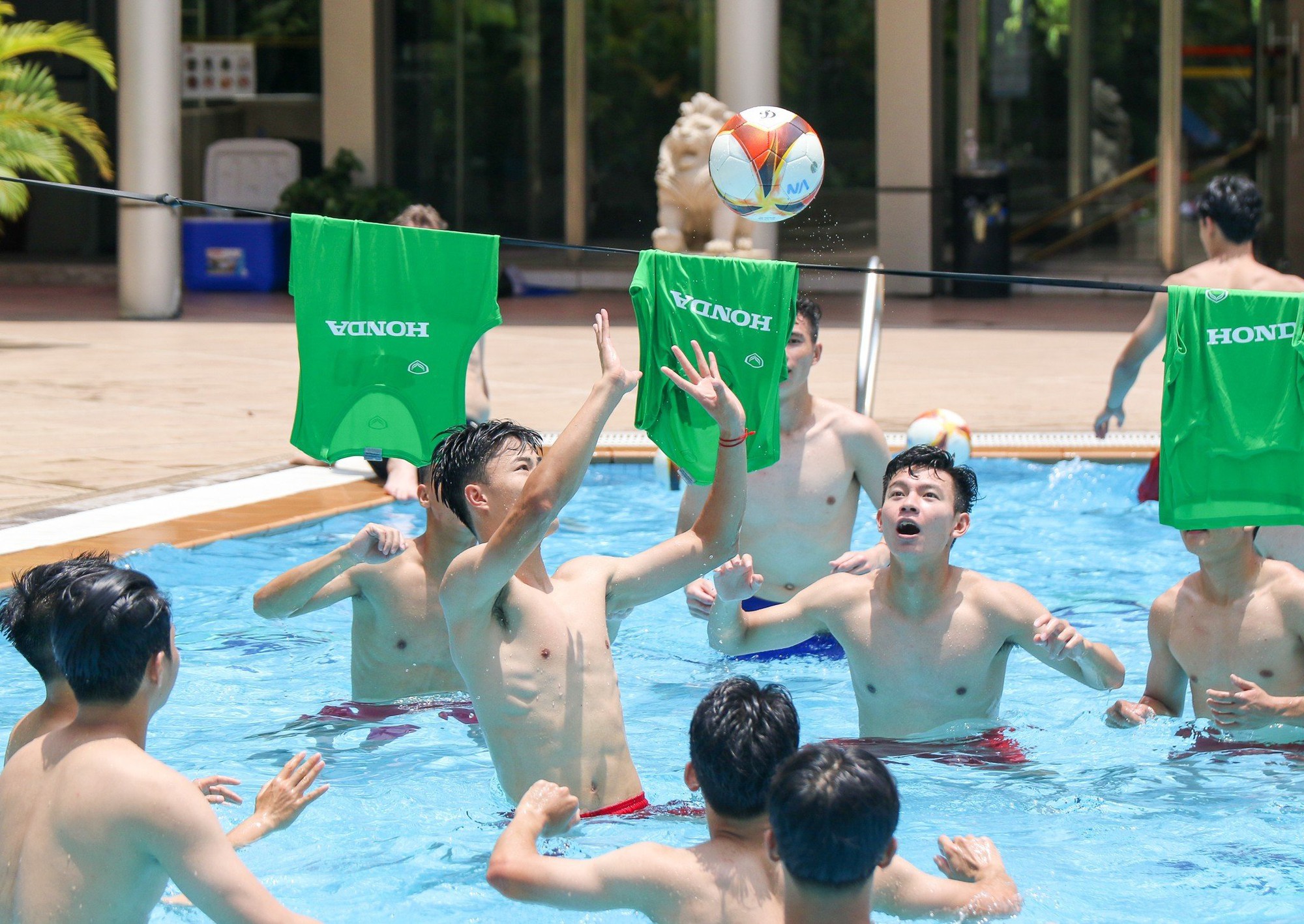 Các cầu thủ U22 tích cực phục hồi thể lực chuẩn bị cho trận đấu vs U22 Malaysia - Ảnh 8.