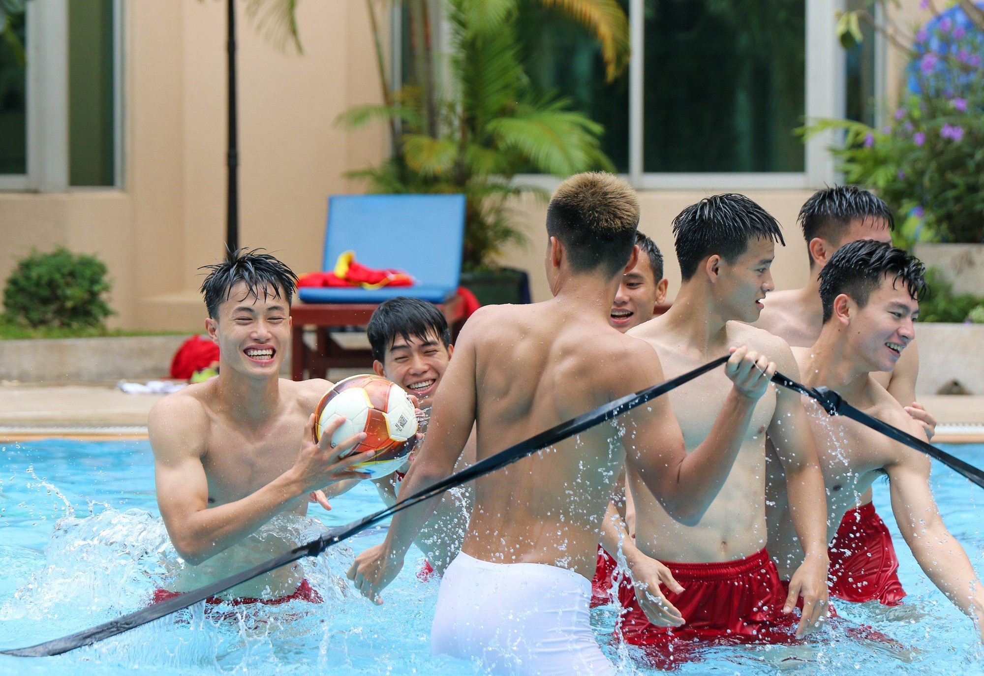 Các cầu thủ U22 tích cực phục hồi thể lực chuẩn bị cho trận đấu vs U22 Malaysia - Ảnh 5.