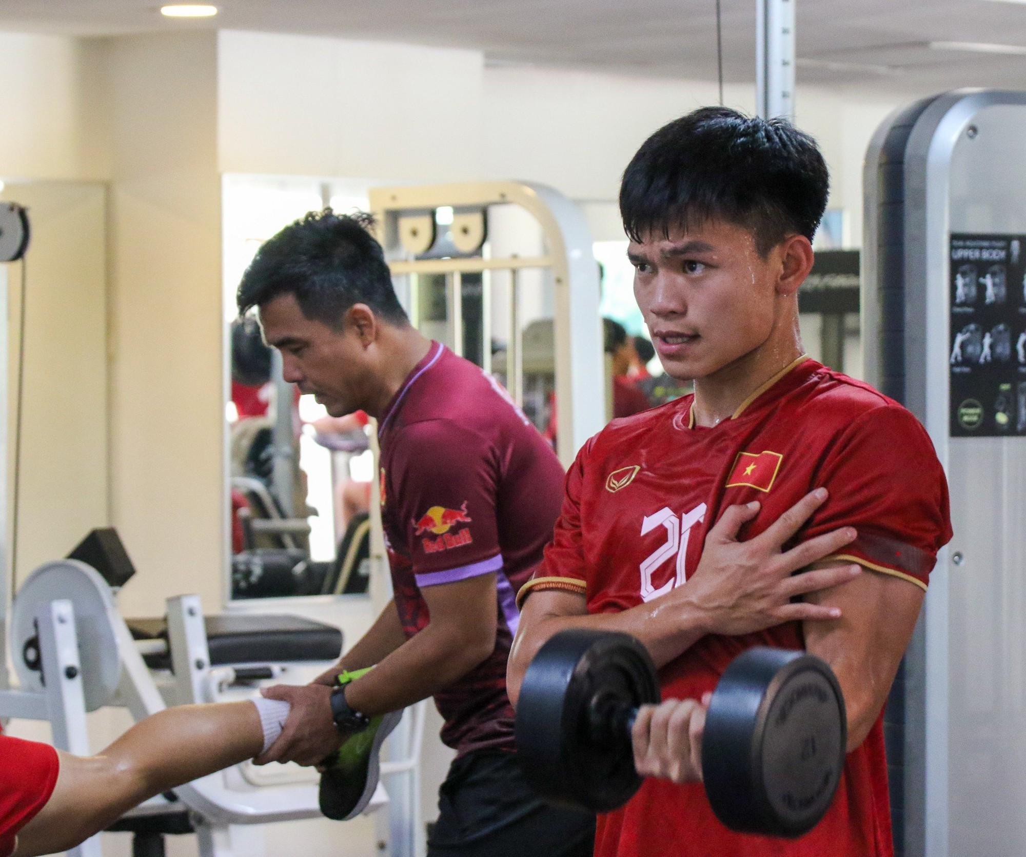 Các cầu thủ U22 tích cực phục hồi thể lực chuẩn bị cho trận đấu vs U22 Malaysia - Ảnh 2.