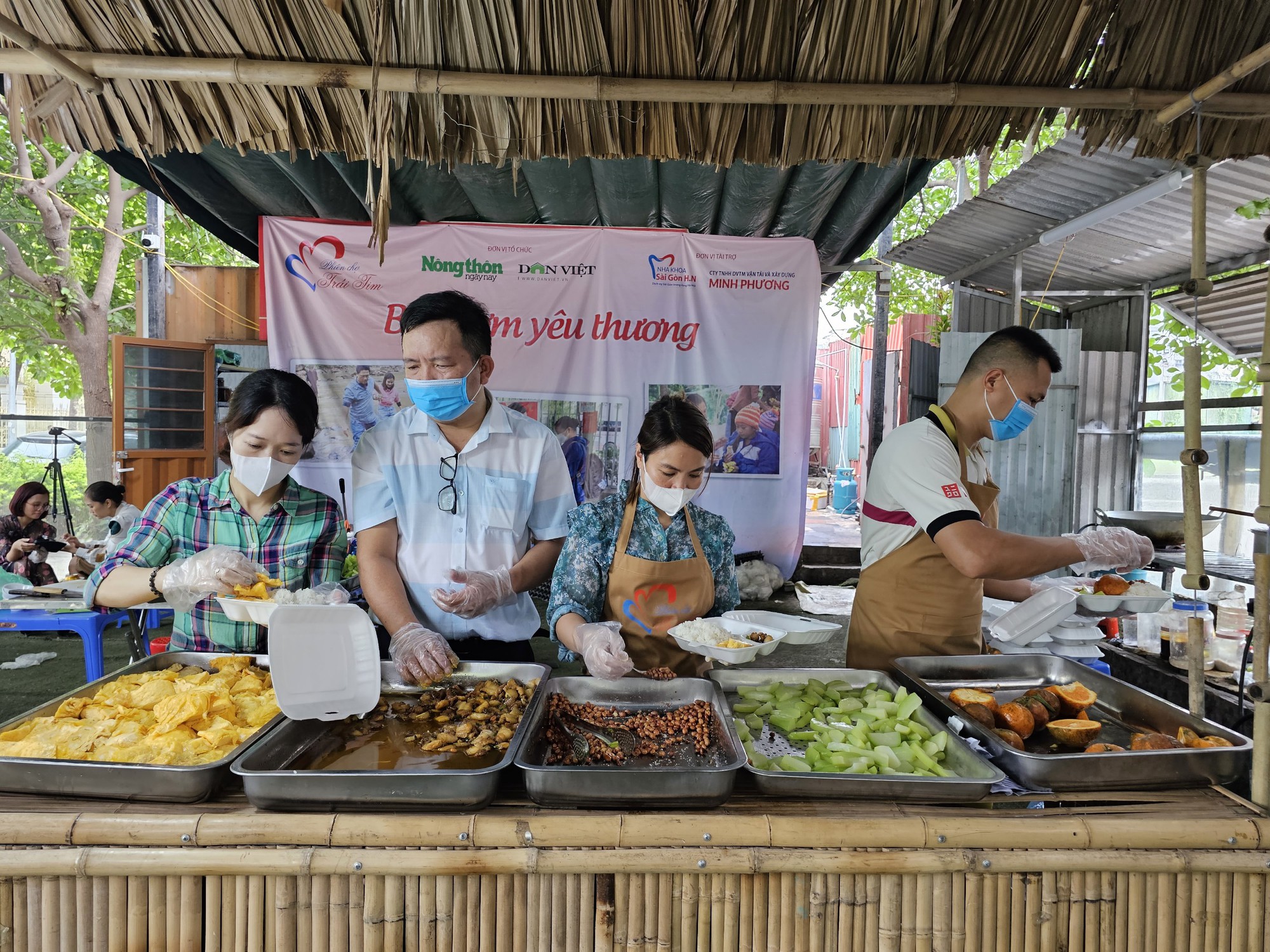 Phiên chợ trái tim tiếp tục sứ mệnh trao yêu thương  - Ảnh 2.