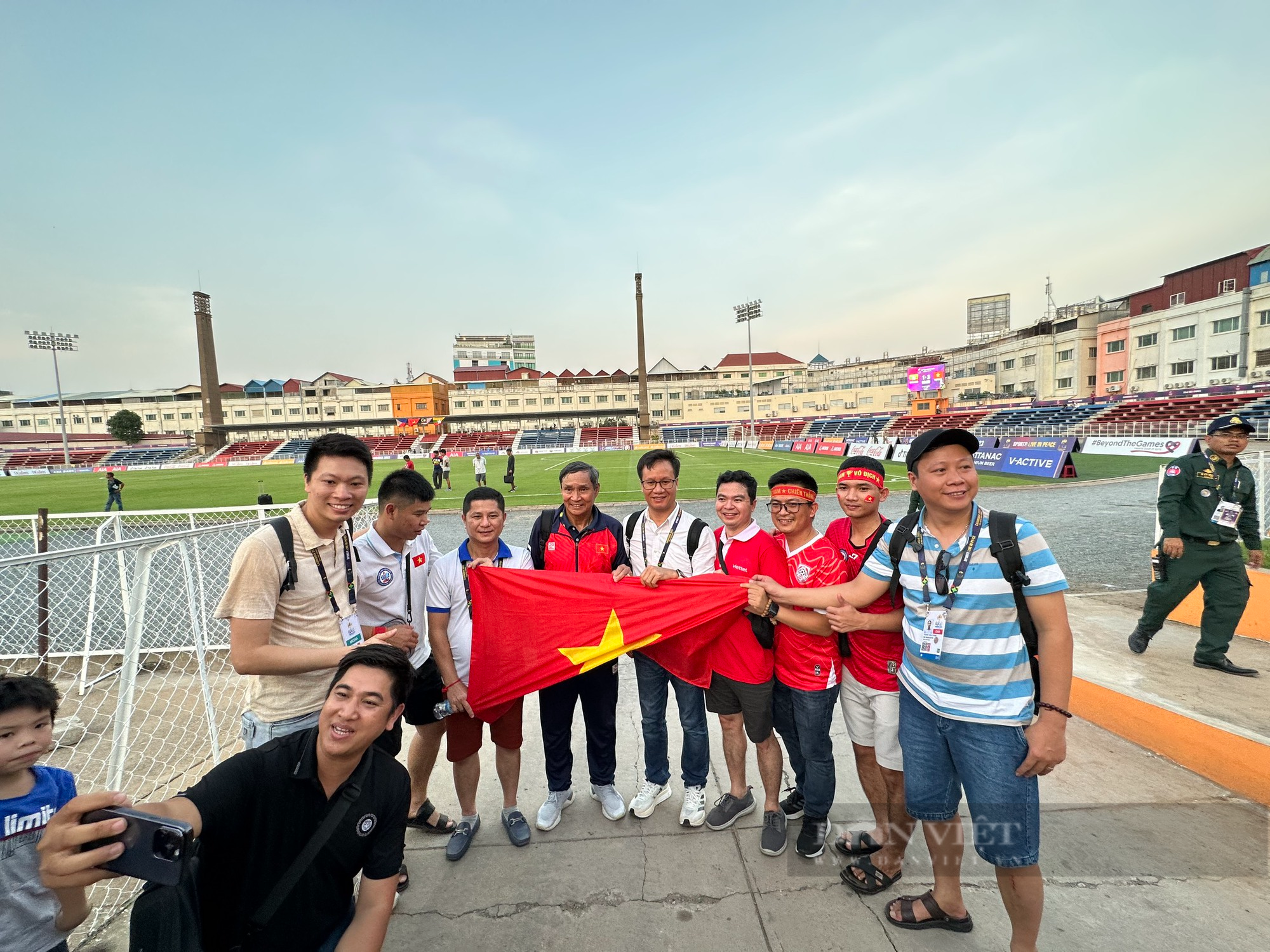 Hoàng Thị Loan, Thanh Nhã được CĐV Việt Nam săn đón sau chiến thắng trước Myanmar - Ảnh 7.