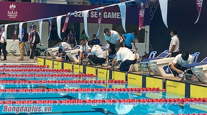 Bi hài SEA Games: Kình ngư Philippines bơi một mình một bể vì sự cố &quot;khó đỡ&quot; - Ảnh 2.
