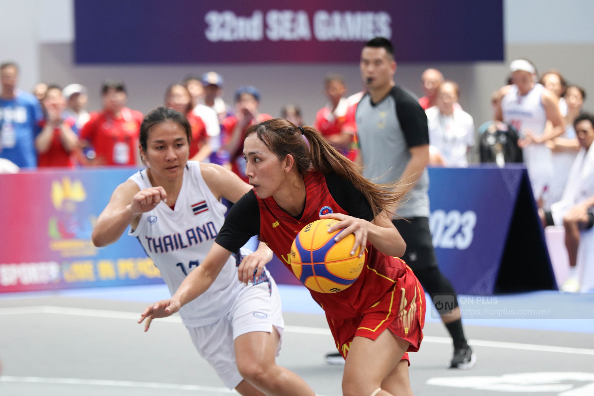 &quot;Hotgirl&quot; ĐT nữ bóng rổ 3x3 Việt Nam dùng bìa giấy, quạt pin để &quot;xả nóng&quot; - Ảnh 3.