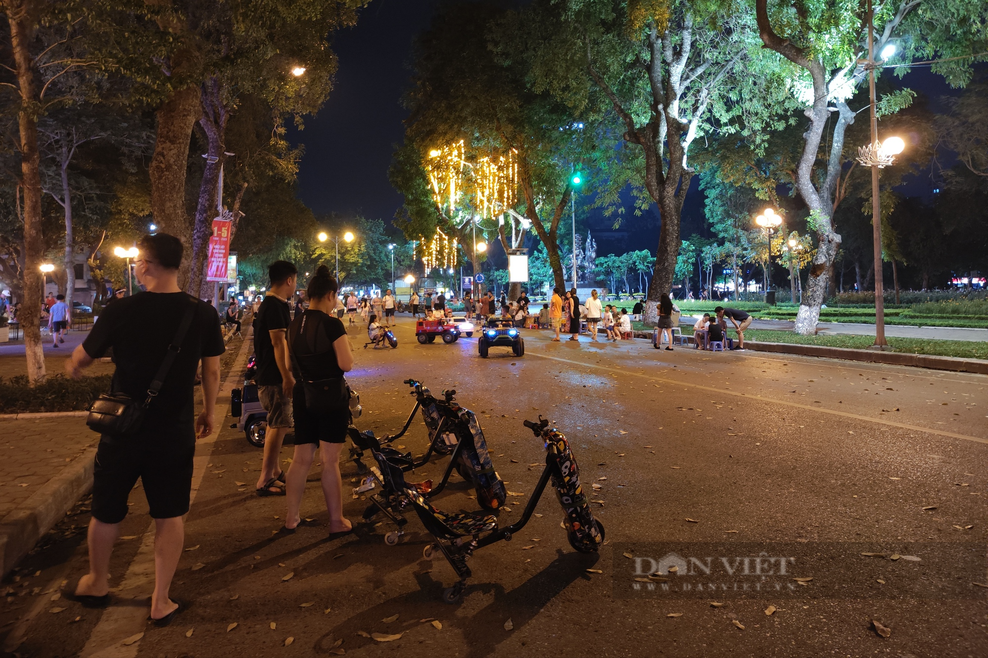Hà Nội: Phố đi bộ Trần Nhân Tông nhìn ra sao vào ngày cuối tuần? - Ảnh 3.