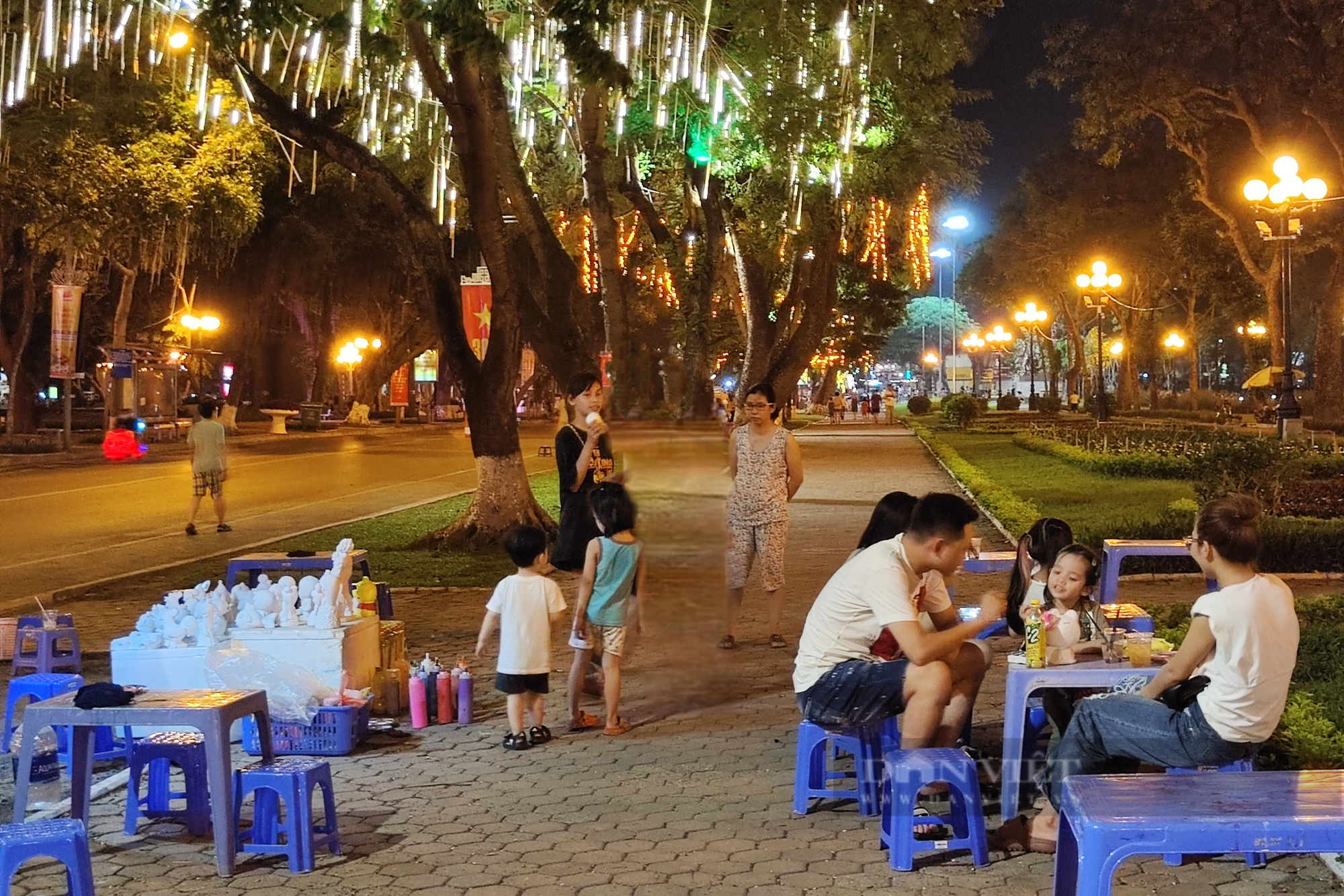 Hà Nội: Phố đi bộ Trần Nhân Tông nhìn ra sao vào ngày cuối tuần? - Ảnh 4.