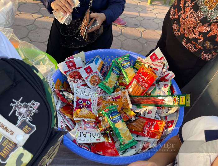 &quot;Ma trận&quot; đồ ăn vặt lạ bủa vây ở cổng trường: Có dẹp bỏ được không? - Ảnh 2.