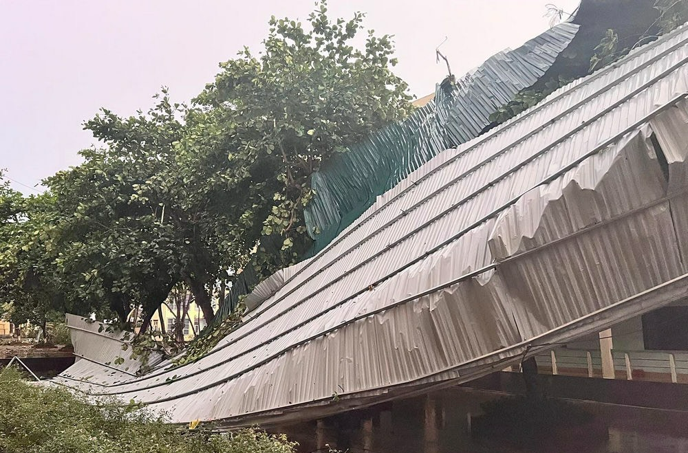 Nghệ An: Giông lốc tốc bay nhiều mái nhà, quật gãy trạm điện, cây cổ thụ - Ảnh 1.