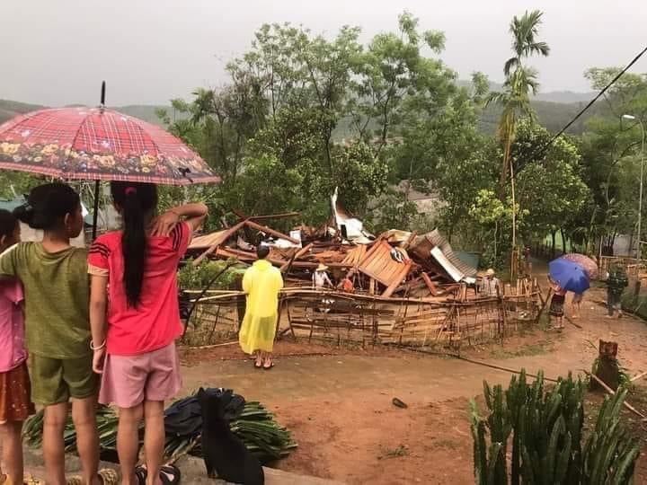 Nghệ An: Giông lốc tốc bay nhiều mái nhà, quật gãy trạm điện, cây cổ thụ - Ảnh 7.