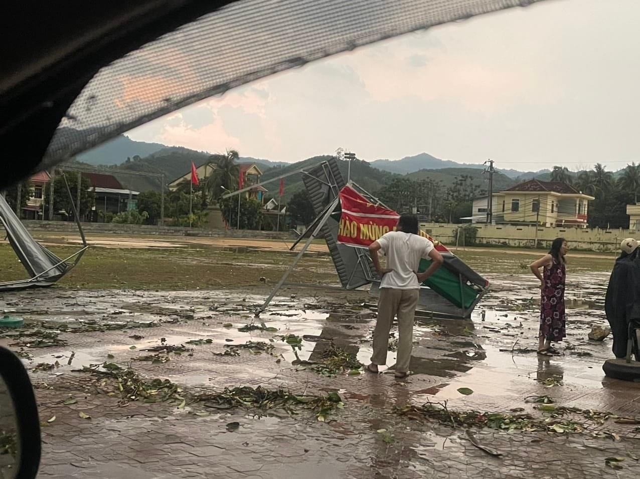 Nghệ An: Giông lốc tốc bay nhiều mái nhà, quật gãy trạm điện, cây cổ thụ - Ảnh 3.