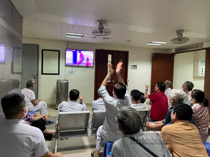 Những cổ động viên đặc biệt nơi bệnh viện cổ vũ đội bóng Seagames 32 - Ảnh 3.