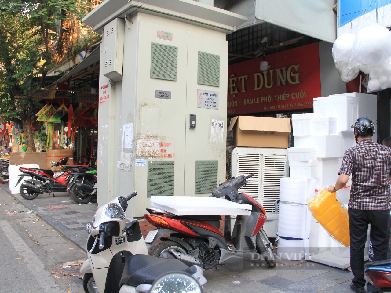 Bất chấp nguy hiểm, nhiều người “ôm” bốt điện mưu sinh - Ảnh 5.