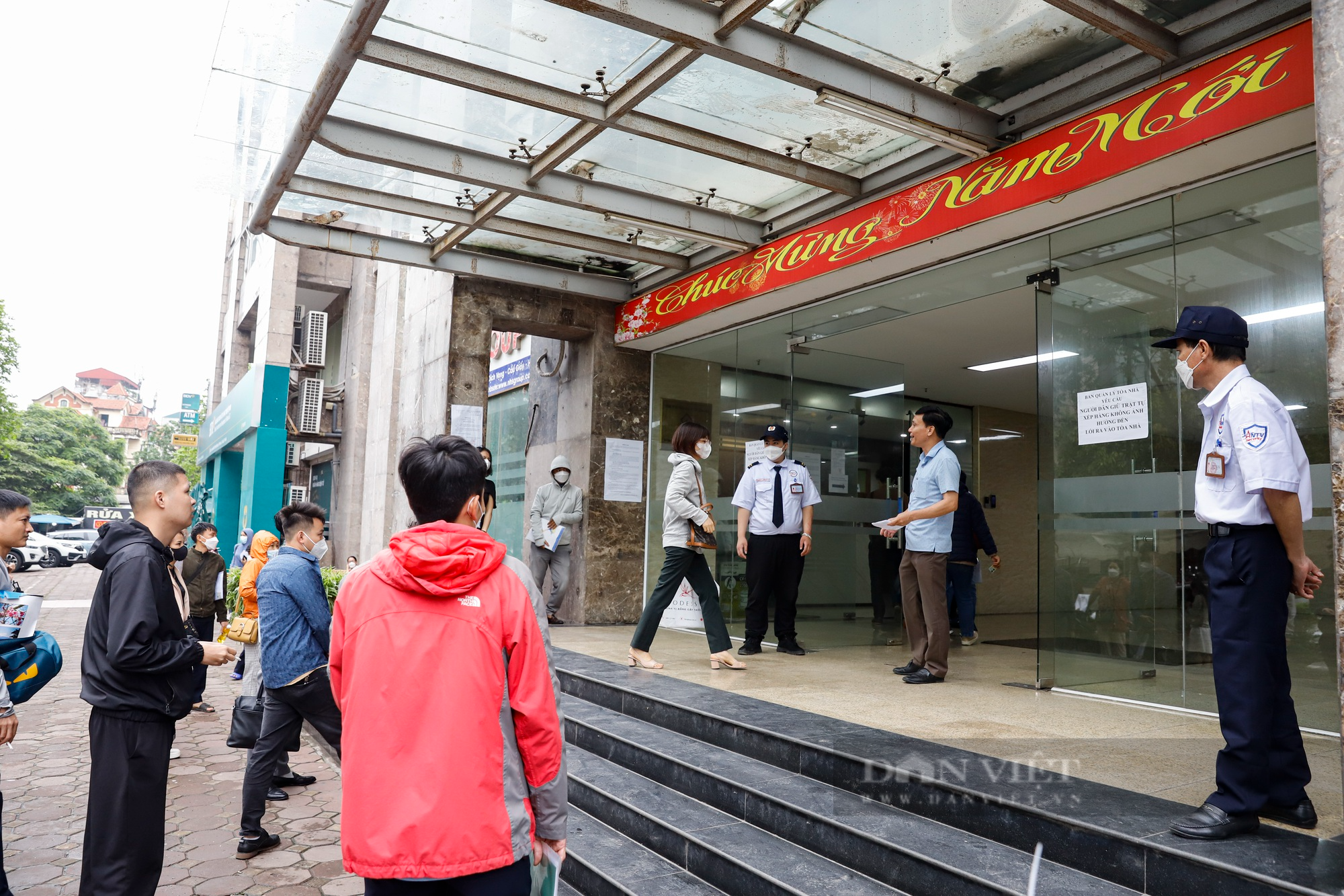 Ăn ngồi vạ vật ngày đêm chờ nộp hồ sơ mua nhà ở xã hội giá 19,5 triệu đồng/m2 tại Hà Nội - Ảnh 10.