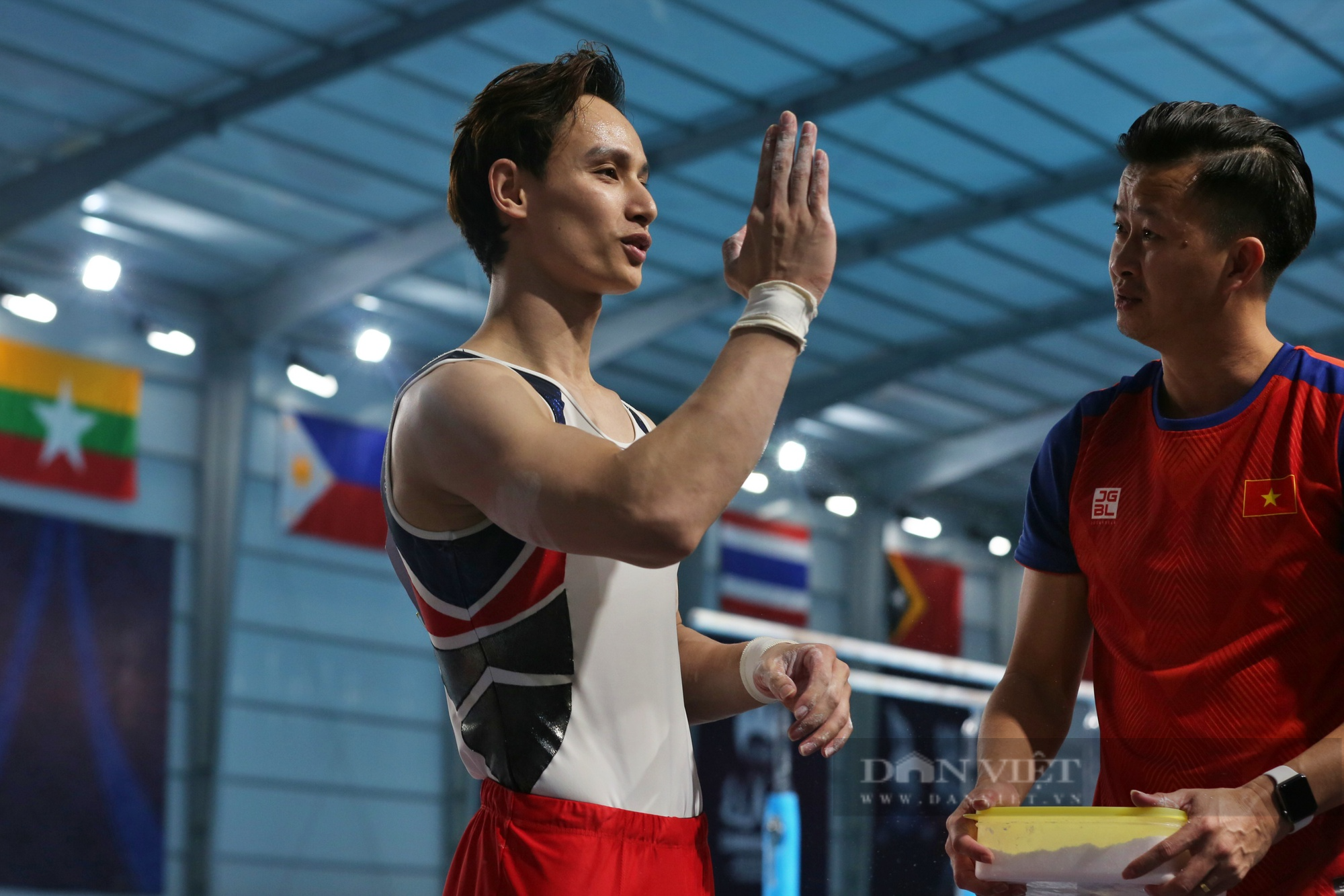 Ảnh: Đinh Phương Thành toả sáng giành HCV xà đơn SEA Games 32 - Ảnh 1.