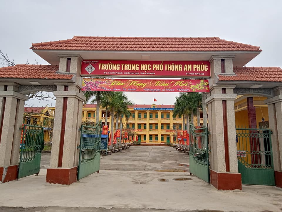 Nam sinh lớp 11 ở Nam Định bị đâm tử vong trên đường đi học về: Là học sinh ngoan, hiền lành - Ảnh 1.