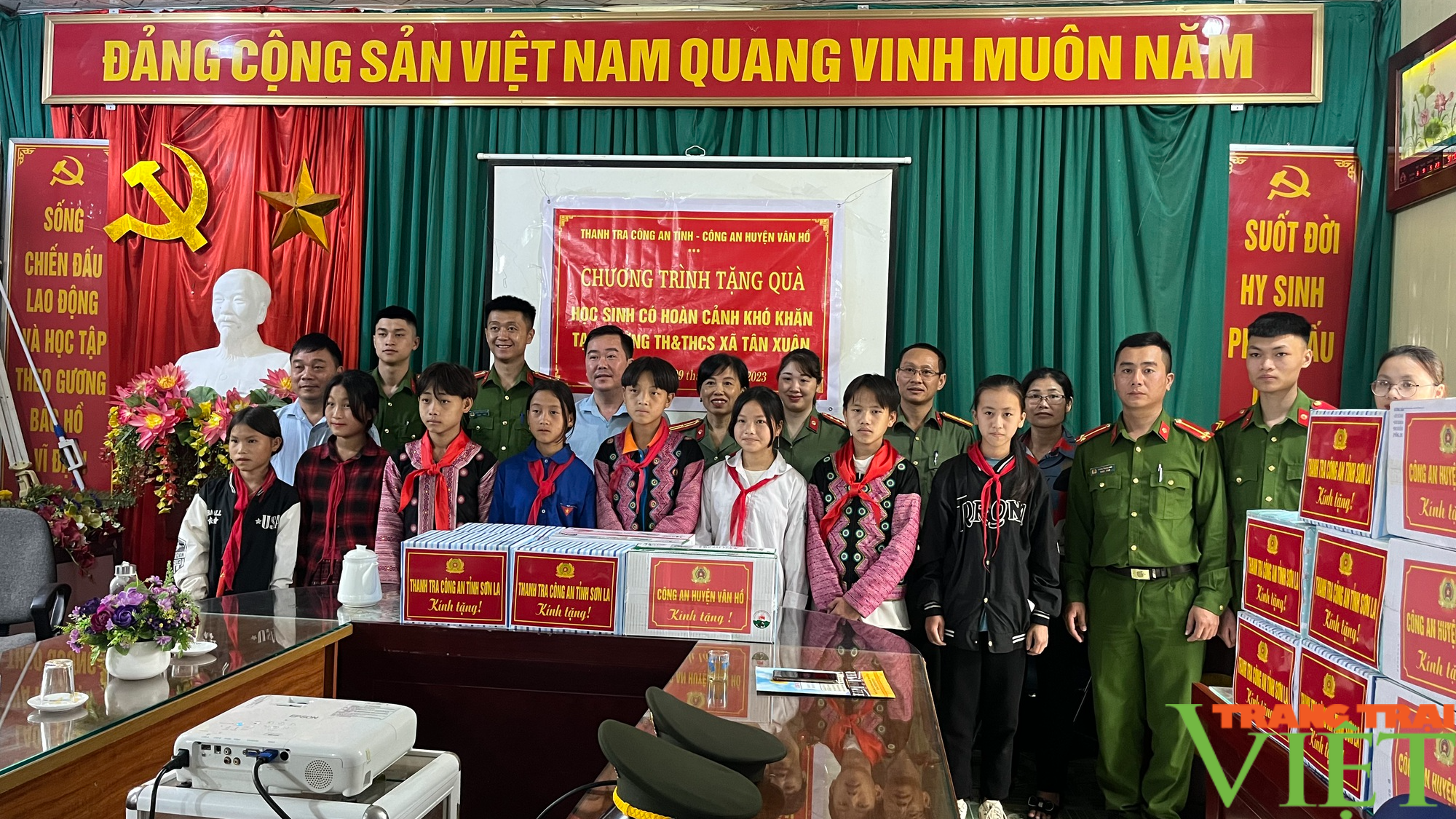 Để luôn xứng đáng là "tai mắt của trên, người bạn của dưới" - Ảnh 1. Để luôn xứng đáng là "tai mắt của trên, người bạn của dưới" - Ảnh 1.