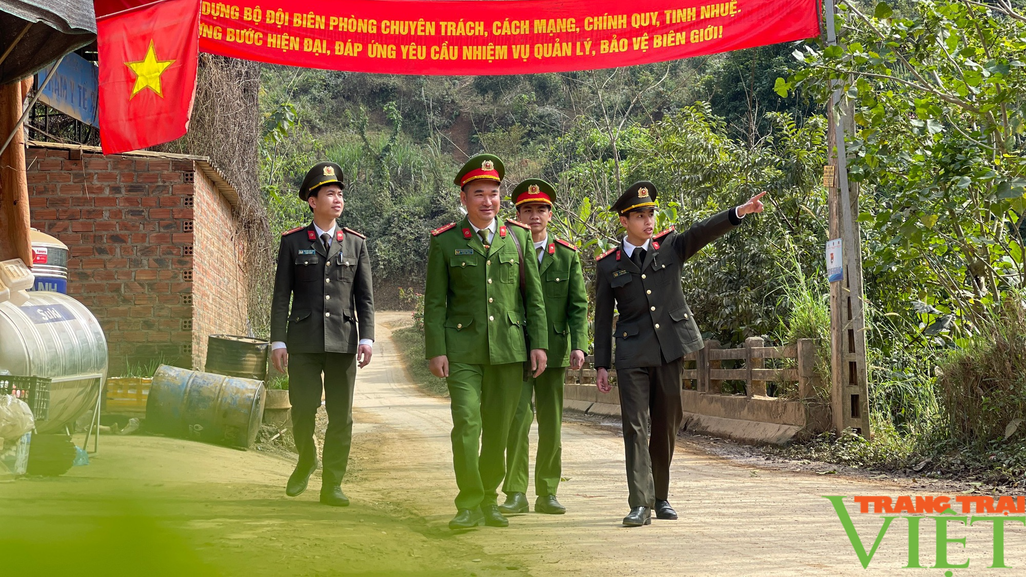 Để luôn xứng đáng là "tai mắt của trên, người bạn của dưới" - Ảnh 5. Để luôn xứng đáng là "tai mắt của trên, người bạn của dưới" - Ảnh 5.
