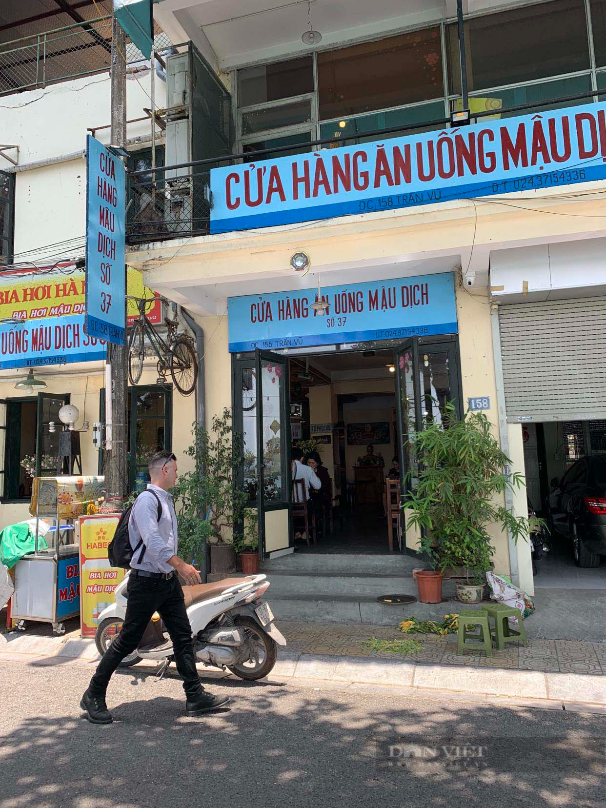 Hà Nội: Có một cửa hàng cơm hút du khách nước ngoài bởi những món ăn thú vị này - Ảnh 1.