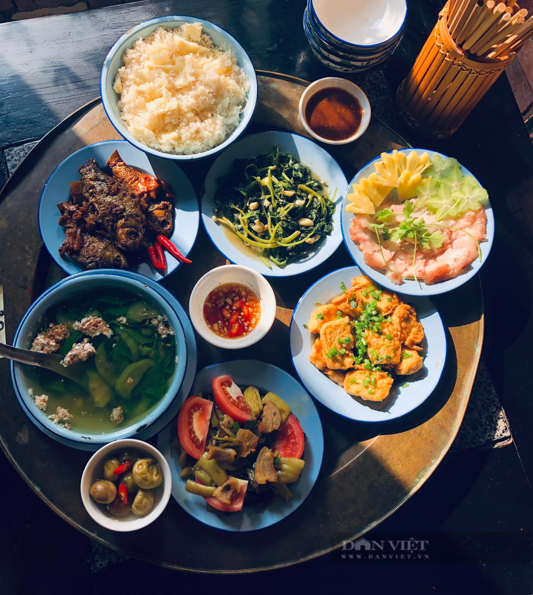 Hà Nội: Có một cửa hàng cơm hút du khách nước ngoài bởi những món ăn thú vị này - Ảnh 7.