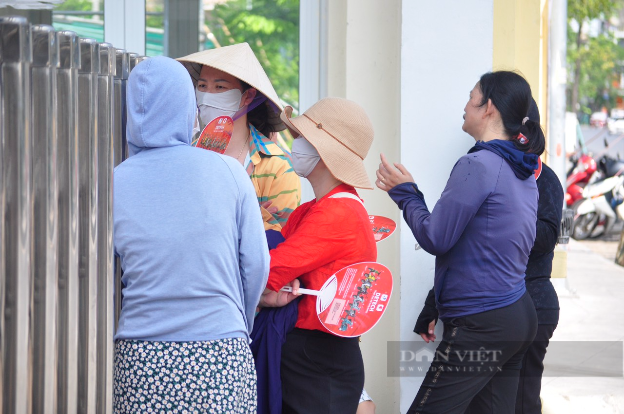 Phụ huynh Quảng Ninh hồi hộp chờ con thi vào lớp 10 trong ngày đầu tiên - Ảnh 1.