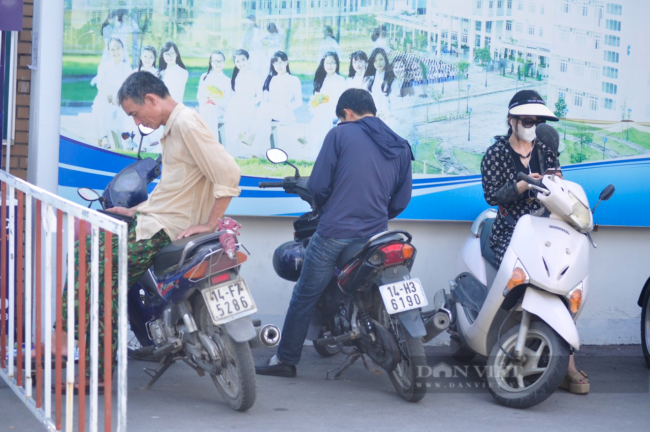 Phụ huynh Quảng Ninh hồi hộp chờ con thi vào lớp 10 trong ngày đầu tiên - Ảnh 2.