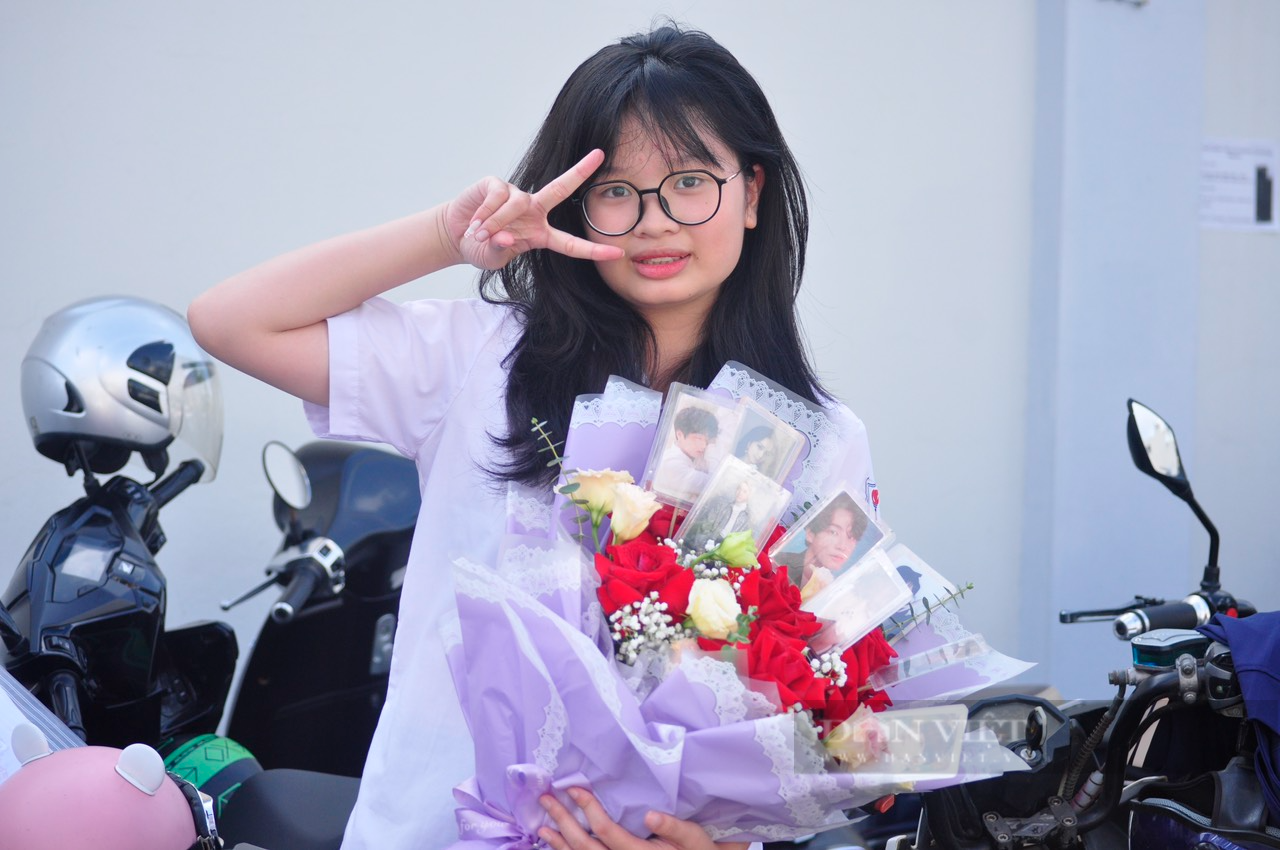 Phụ huynh Quảng Ninh hồi hộp chờ con thi vào lớp 10 trong ngày đầu tiên - Ảnh 10.