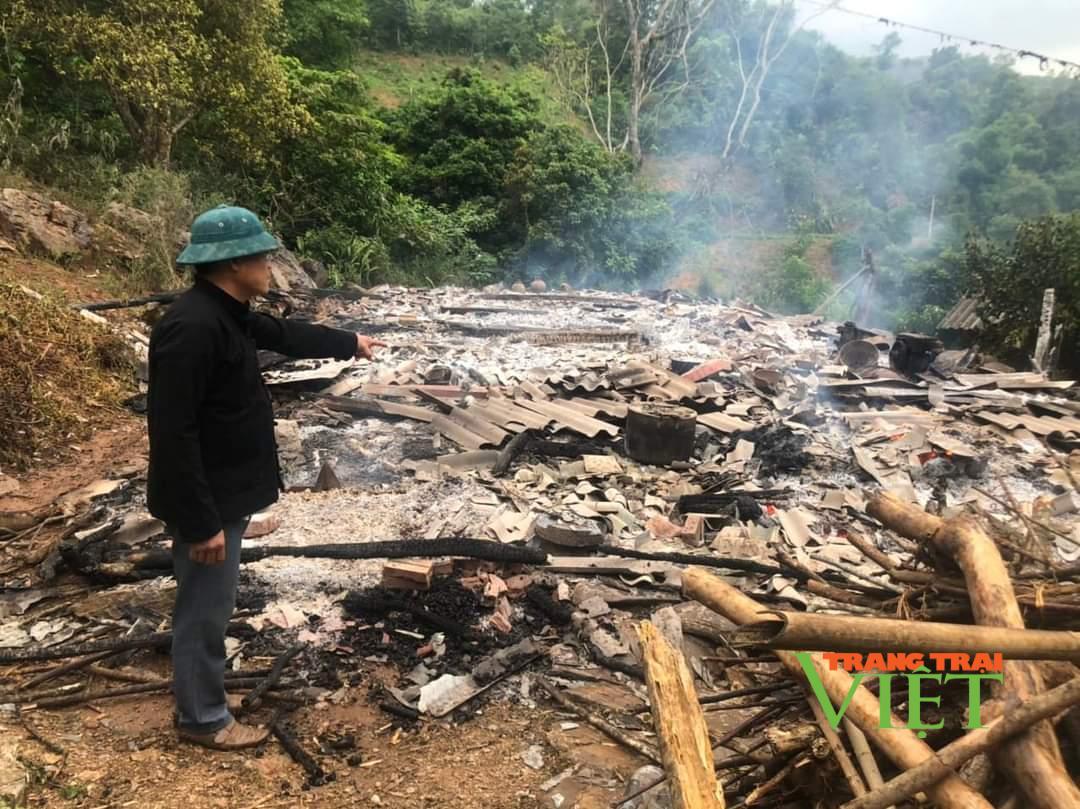 Lai Châu: Cháy chập thiết bị điện, một ngôi nhà bị thiêu rụi hoàn toàn - Ảnh 1. Lai Châu: Cháy chập thiết bị điện, một ngôi nhà bị thiêu rụi hoàn toàn - Ảnh 1.