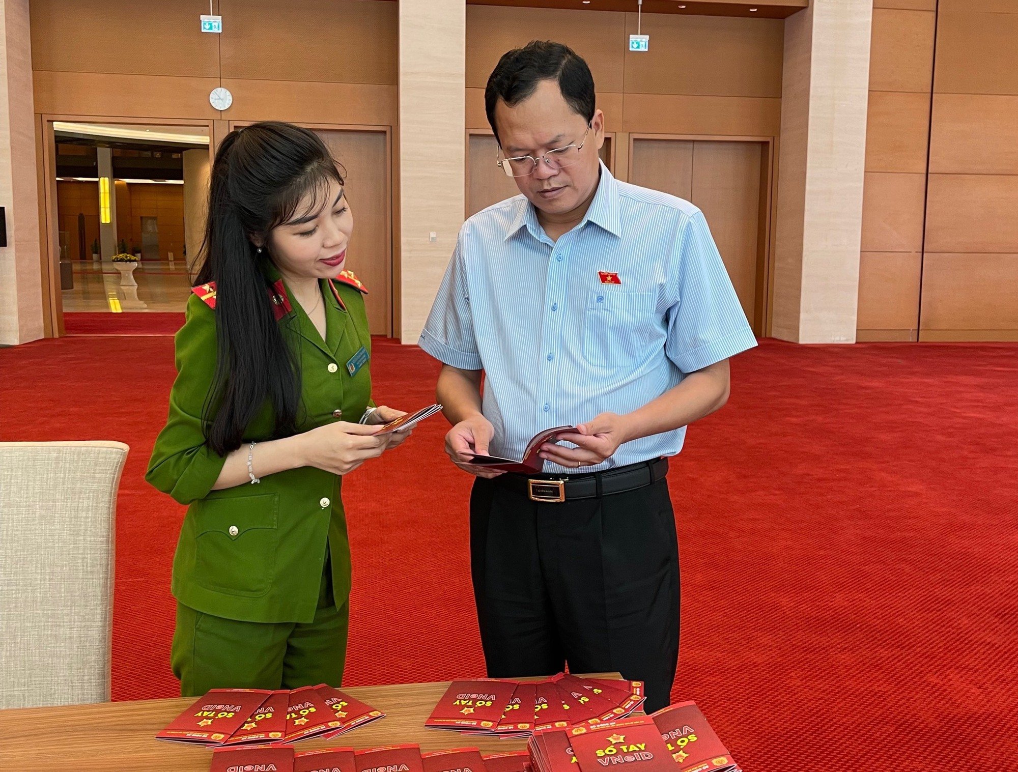 Bộ Công an cấp tài khoản định danh điện tử cho đại biểu Quốc hội tại kỳ họp thứ 5 - Ảnh 1.