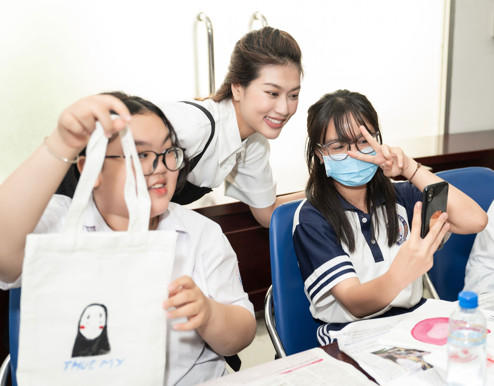 Hoa hậu Đoàn Thiên Ân: &quot;Tôi muốn lấp đầy yêu thương với trẻ em gái đồng cảnh ngộ&quot; - Ảnh 1.