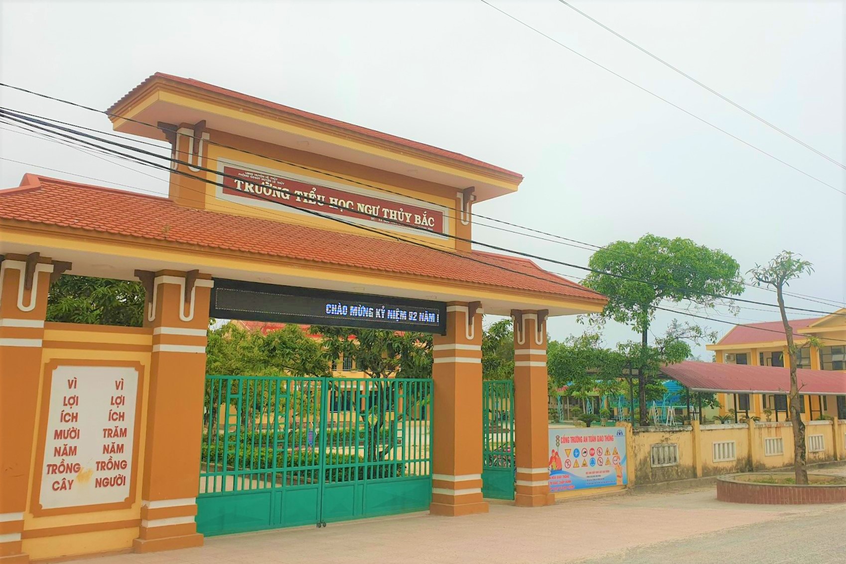 Hiệu trưởng và hiệu phó đánh nhau giữa sân trường: Kỷ luật cả 2 người - Ảnh 1.