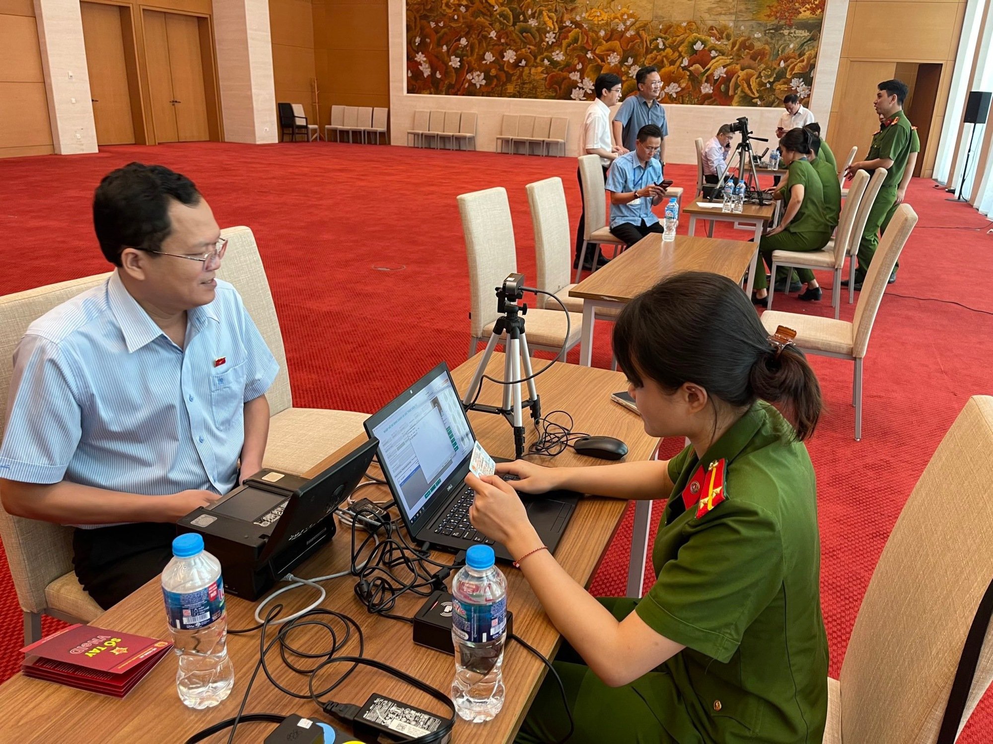 Bộ Công an cấp tài khoản định danh điện tử cho đại biểu Quốc hội tại kỳ họp thứ 5 - Ảnh 4.