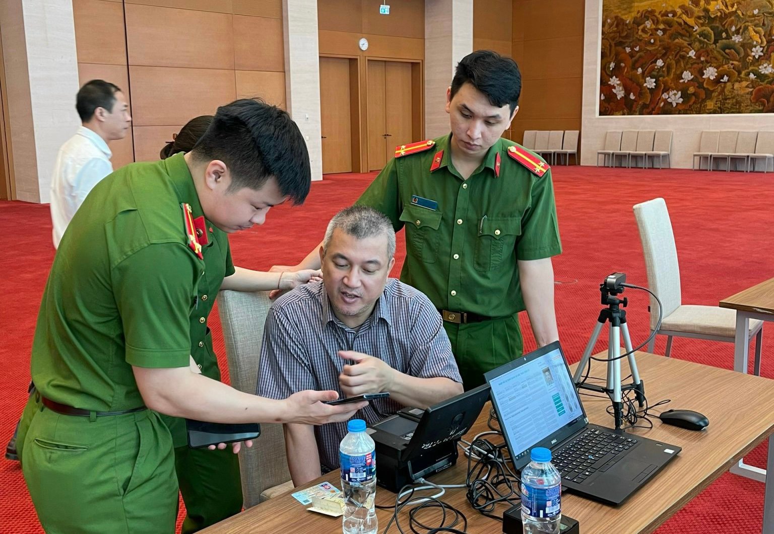 Bộ Công an cấp tài khoản định danh điện tử cho đại biểu Quốc hội tại kỳ họp thứ 5 - Ảnh 3.