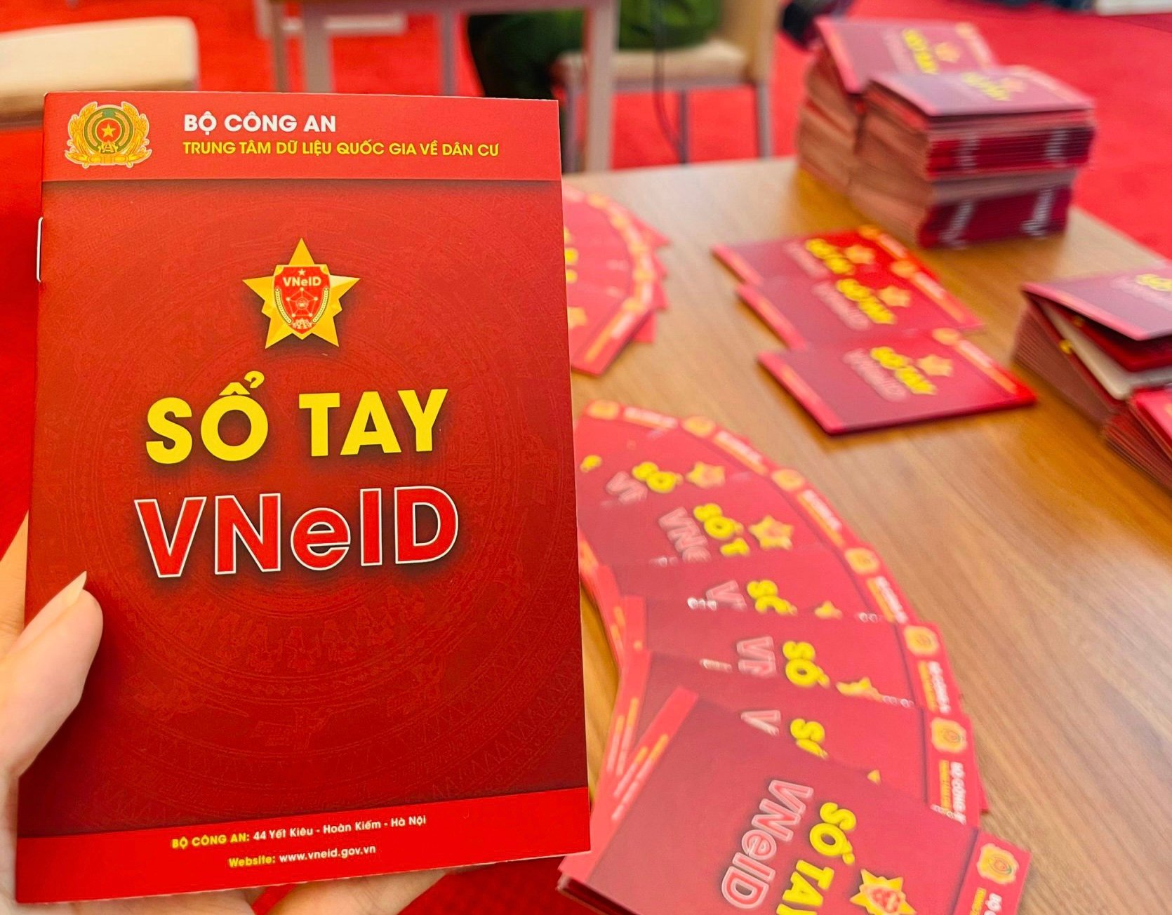 Bộ Công an cấp tài khoản định danh điện tử cho đại biểu Quốc hội tại kỳ họp thứ 5 - Ảnh 6.
