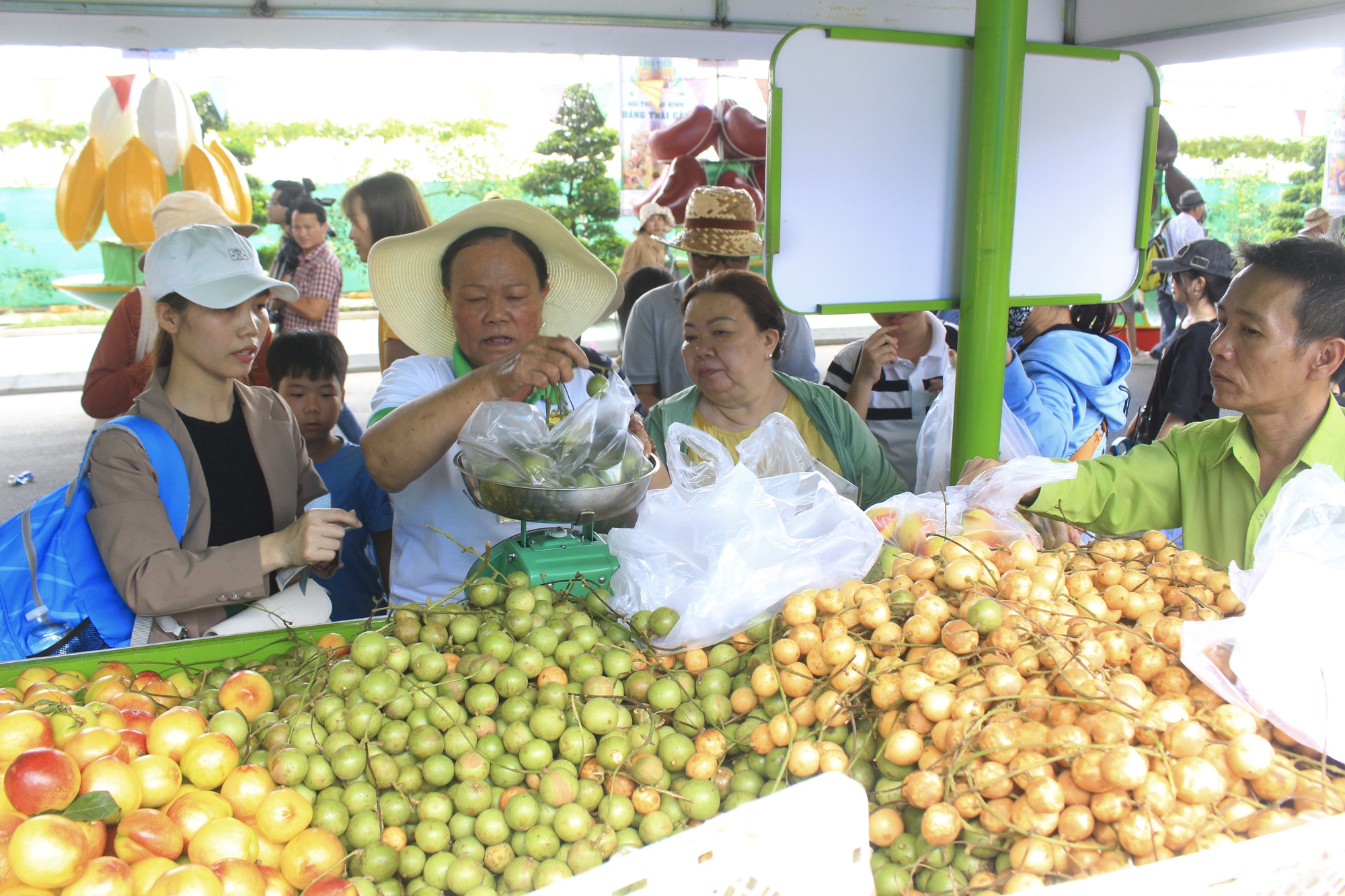 Sầu riêng, măng cụt, vải thiều siêu rẻ ở Lễ hội Trái cây Nam Bộ, hàng lên không kịp bán - Ảnh 1.