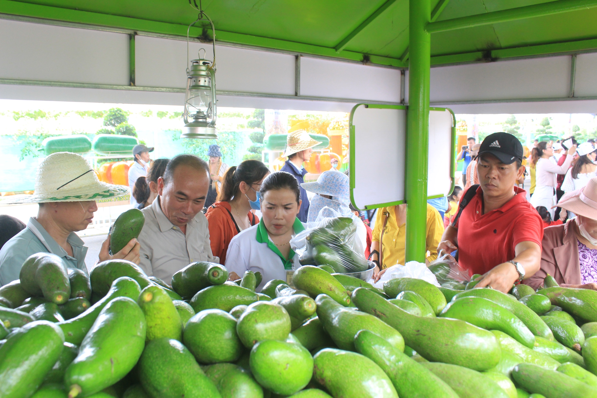 Sầu riêng, măng cụt, vải thiều siêu rẻ ở Lễ hội Trái cây Nam Bộ, hàng lên không kịp bán - Ảnh 4.