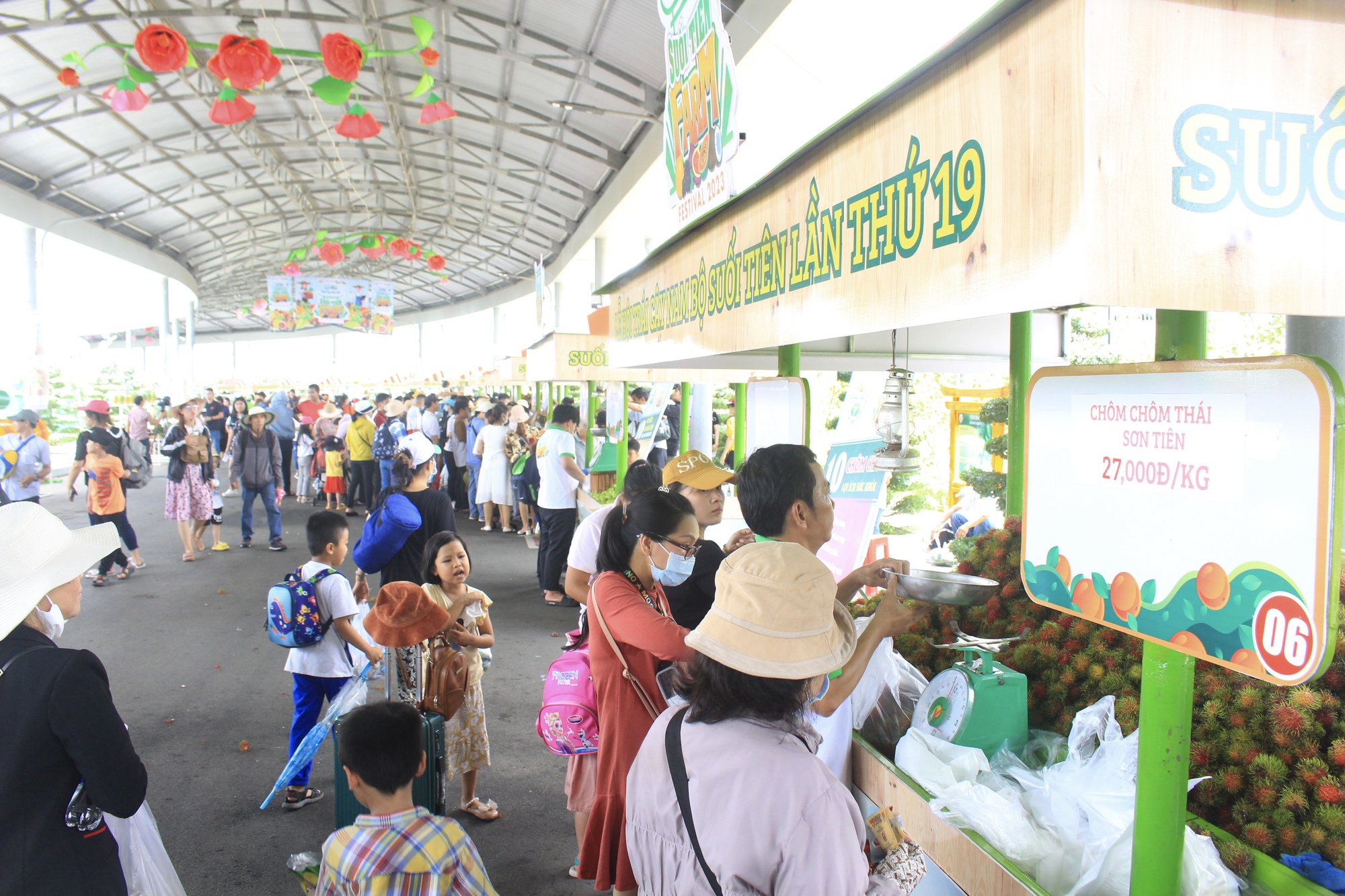 Sầu riêng, măng cụt, vải thiều giá rẻ bất ngờ ở Lễ hội Trái cây Nam Bộ, hàng lên không kịp bán - Ảnh 7.