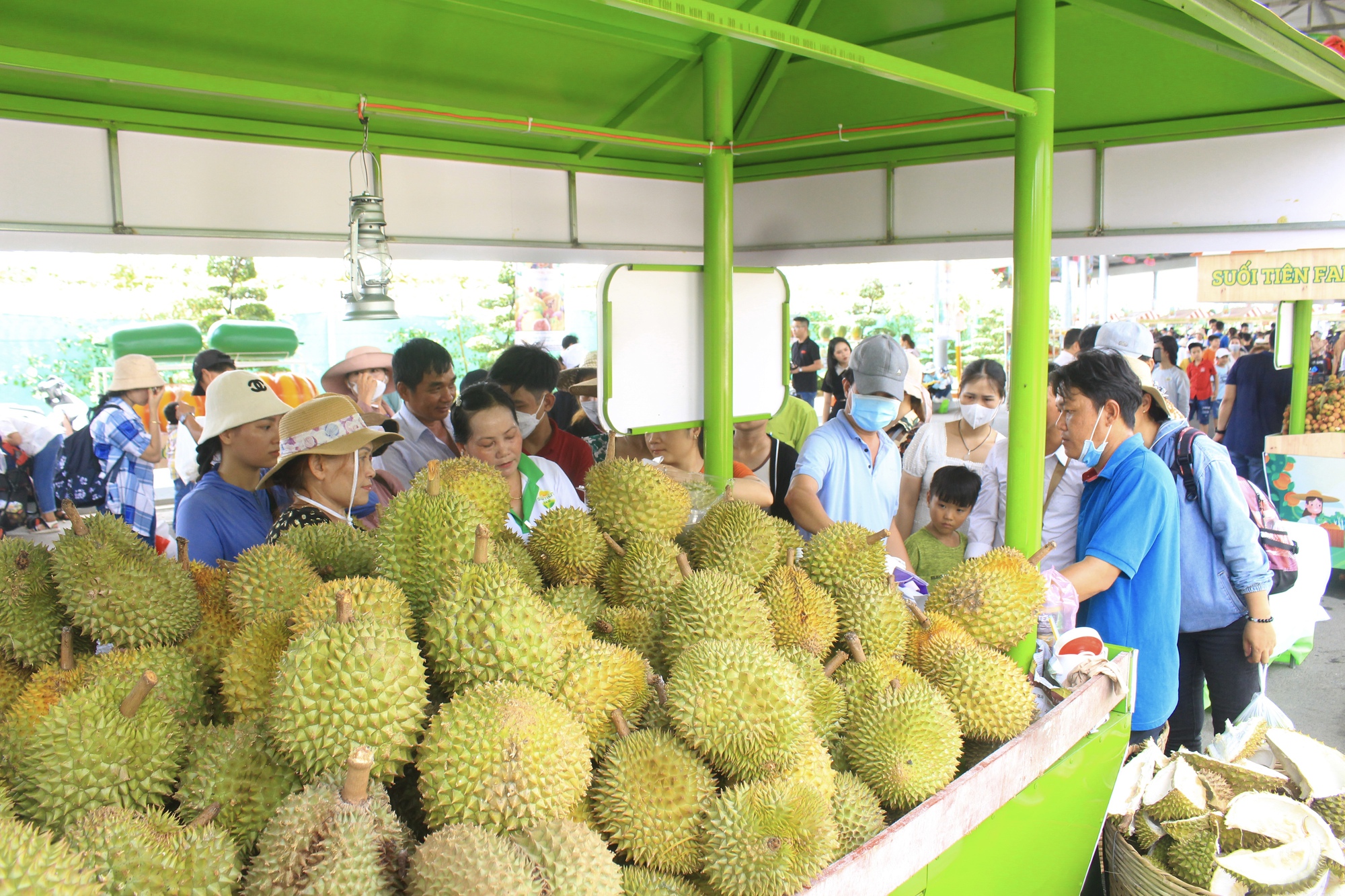 Sầu riêng, măng cụt, vải thiều giá rẻ bất ngờ ở Lễ hội Trái cây Nam Bộ, hàng lên không kịp bán - Ảnh 6.