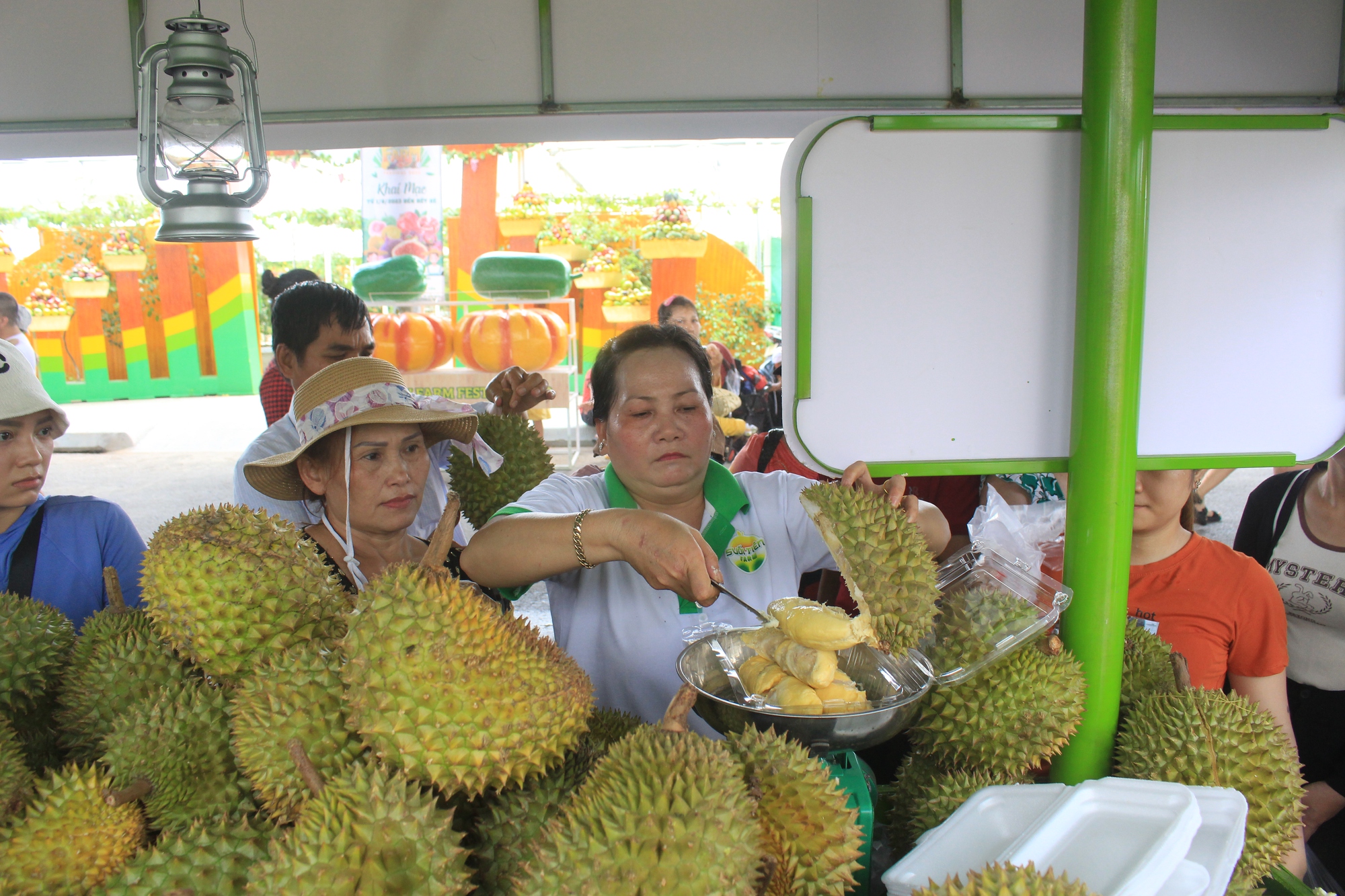 Sầu riêng, măng cụt, vải thiều siêu rẻ ở Lễ hội Trái cây Nam Bộ, hàng lên không kịp bán - Ảnh 5.