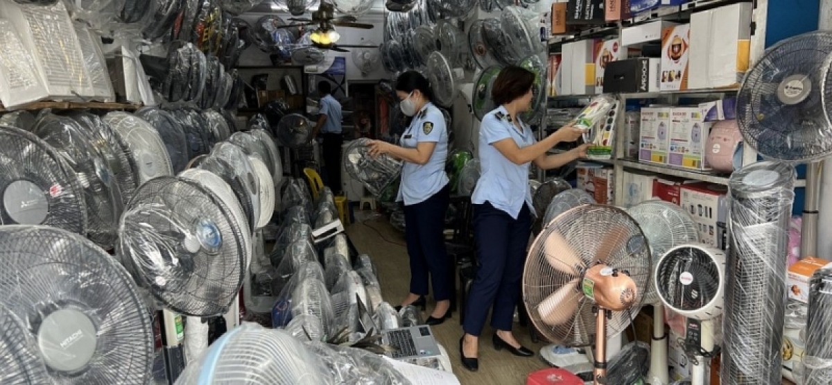 Tăng cường kiểm tra và công khai tên các cơ sở kinh doanh thiết bị điện - Ảnh 1.