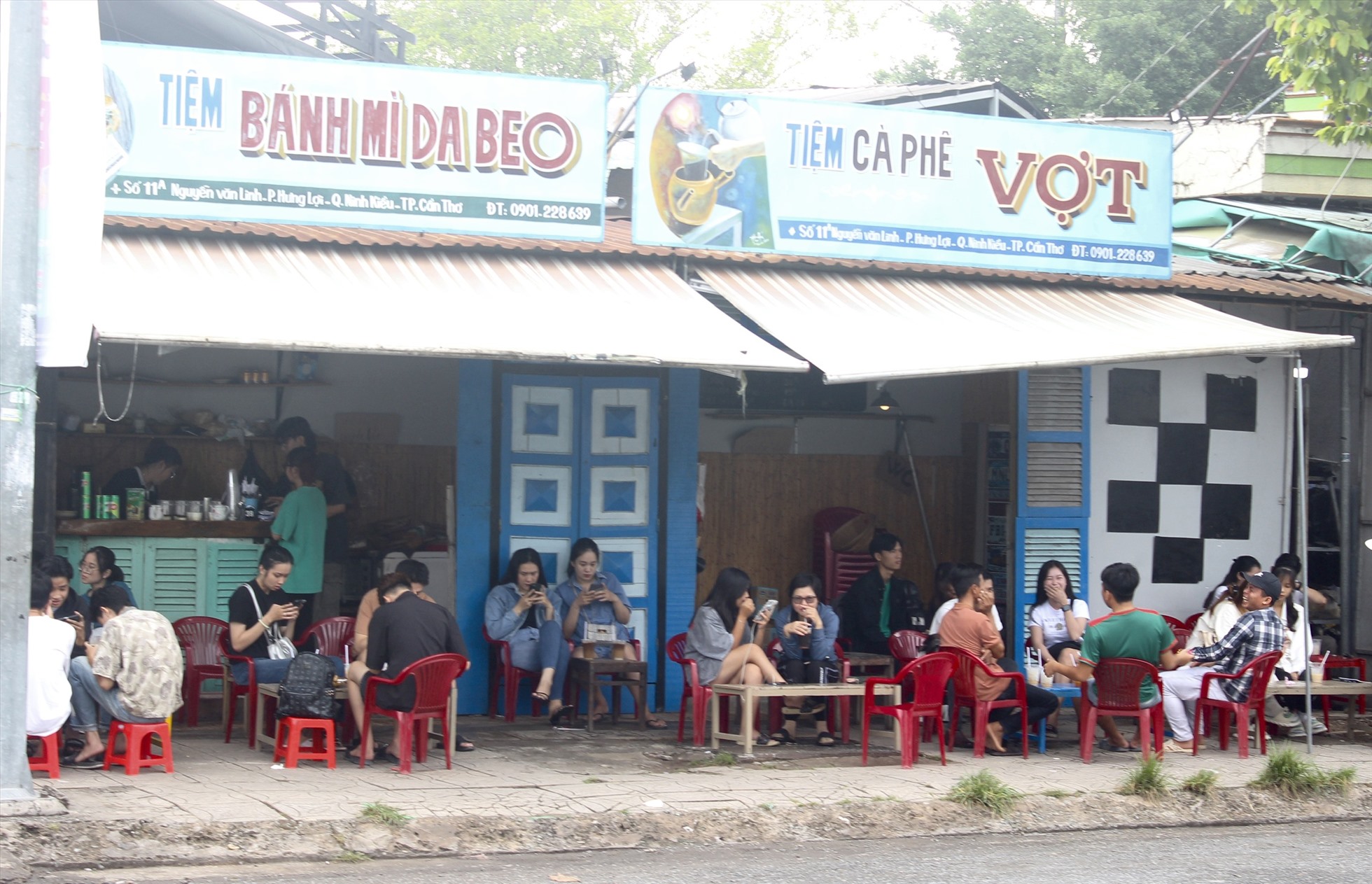 Tiệm bánh mì da beo bán hàng trăm chiếc mỗi ngày ở Cần Thơ - Ảnh 1.